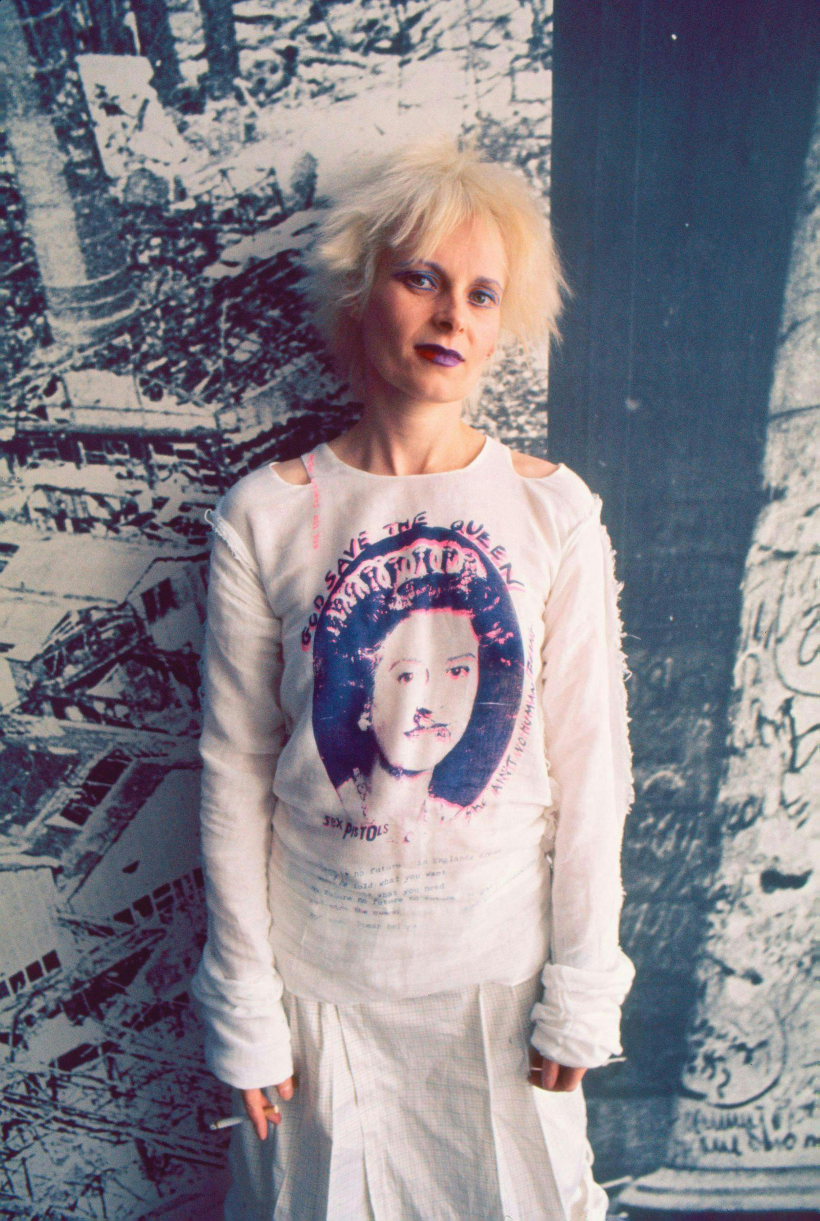 various london uk 1977 vivienne westwood 15 punk fashion designer with malcolm mclaren manager sex pistols at her boutique seditionaries clothes for heroes 430 kings road dame god save queen slogan elizabeth ii motif top fashion designer alone female posed personality 82266417 long sleeve sleeve t-shirt portrait person blonde lady blouse woman adult
