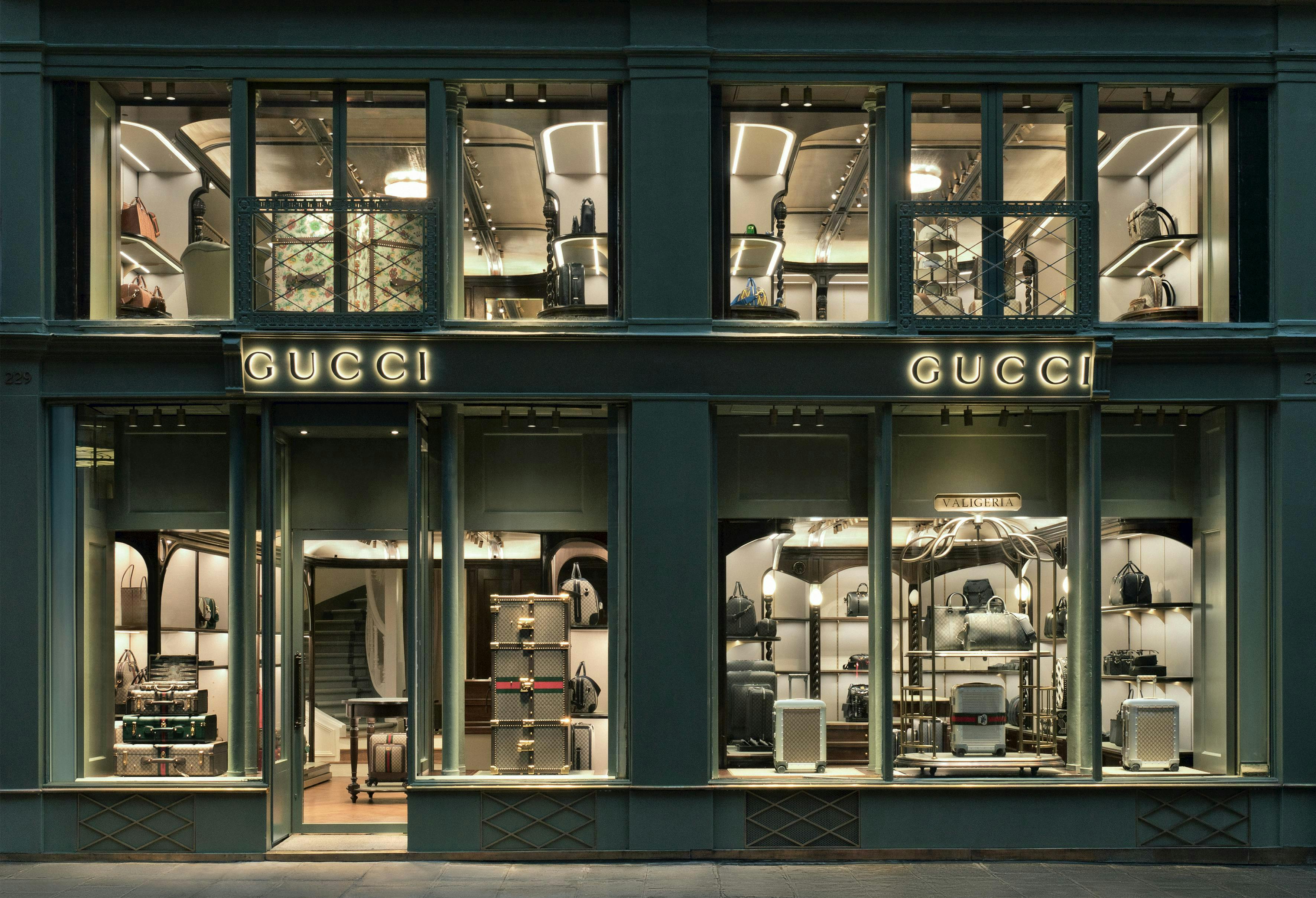 paris 8 handbag bag accessories shop building architecture window display boutique